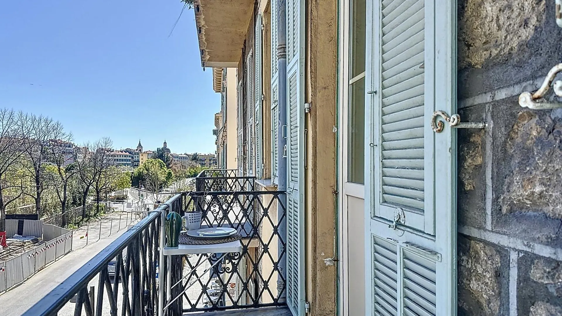 Contatti di 3 Air-Conditioned Rooms With Unobstructed View
